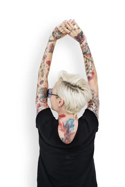 Mulher em tatuagens visão traseira — Fotografia de Stock