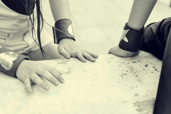 Kleine Kinder in Kostümen Superhelden — Stockfoto