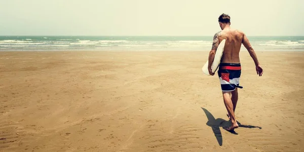 Homme avec surf sur la plage — Photo