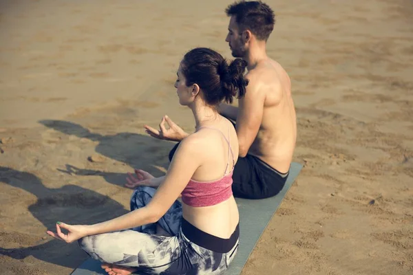 女人和男人做瑜伽 — 图库照片