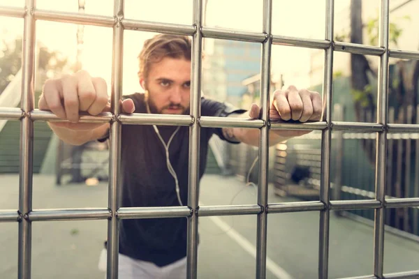 Mann dehnt sich vor dem Training — Stockfoto