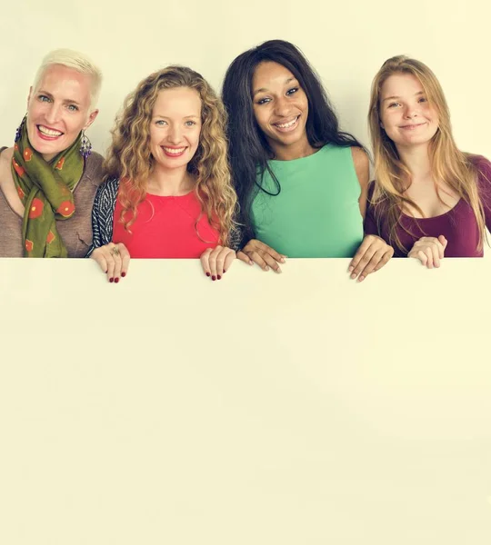 Різноманітність жінок тримає плакат — стокове фото