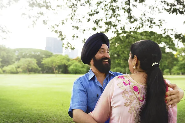 Indiska par i kärlek njuter utomhus — Stockfoto
