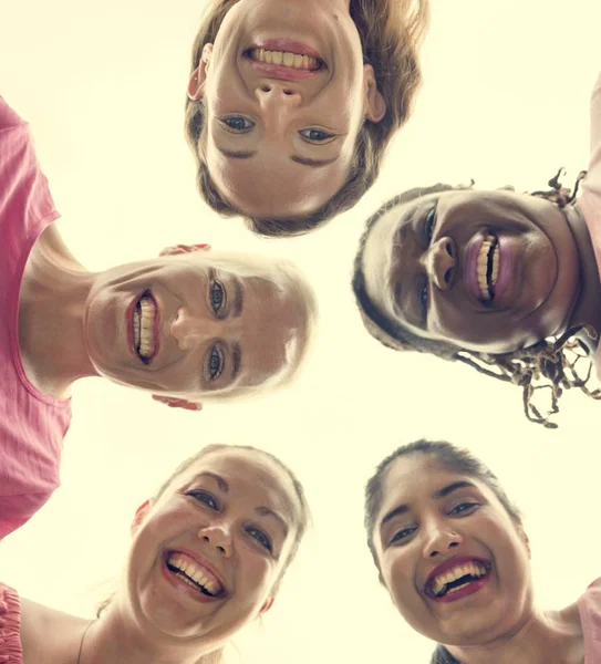 Donne che guardano nella fotocamera — Foto Stock