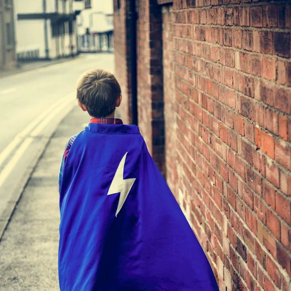 Superhéroe Little Boy en la calle — Foto de Stock