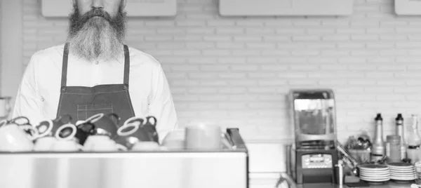 Barista muž s plnovousem — Stock fotografie