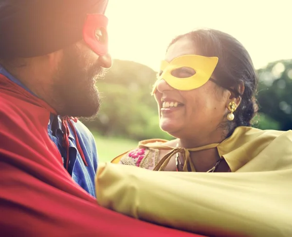 Indický pár v superhrdina kostýmy — Stock fotografie