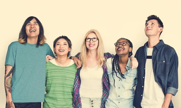 Öğrenciler birlikte sarılma