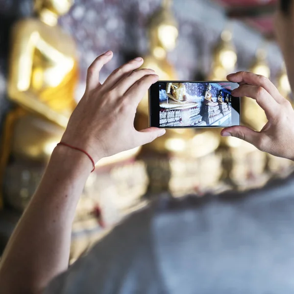 Člověk dělat obrázek na smartphone — Stock fotografie