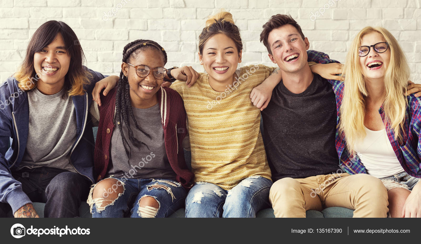 люди в разной одежде. поколение z. поколения людей.