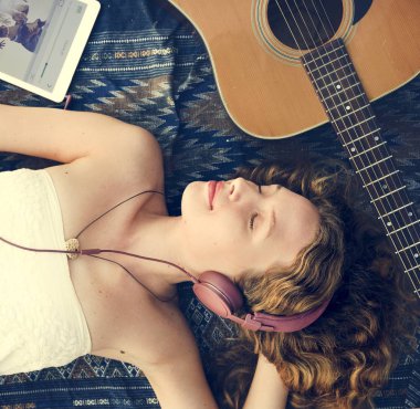 Müzik dinleyen kadın