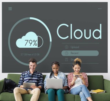 Dijital cihazlar kullanan öğrenciler