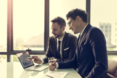 Ofiste çalışan iş adamları.