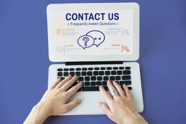 dizüstü bilgisayarda çalışan insan