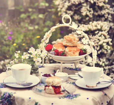 tabloda çay bahçesinde