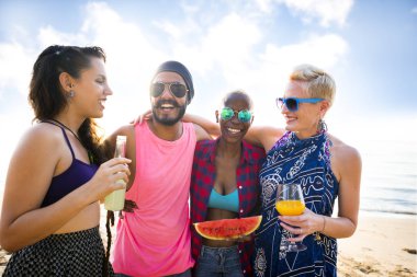 neşeli arkadaşları dışarı asılı 