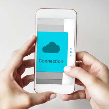 Cep telefonu ellerinde.