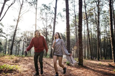 Çift ellerimi ormanda