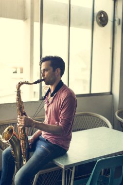 müzisyen oynarken saksafon 