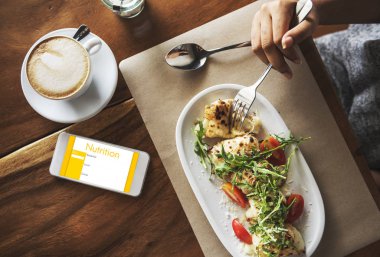 kahve ile masada yemek kişi