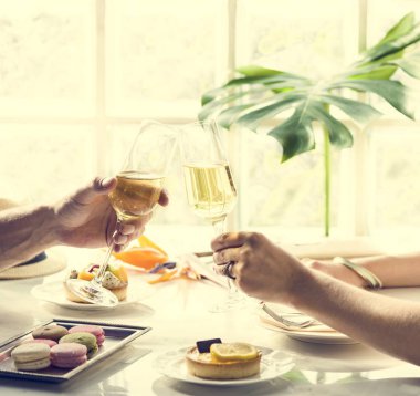 Şampanya içen çift