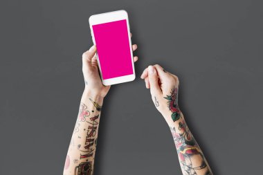 dövmeler ile cep telefonu elinde