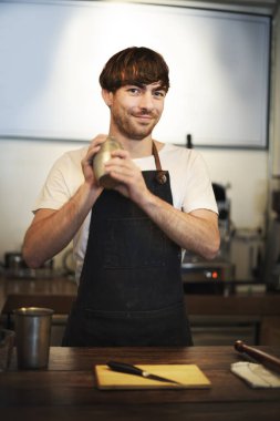 Yakışıklı barista kafede çalışma 
