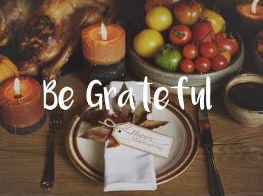 Tablo lezzetli yiyecek ve mumlar eşliğinde