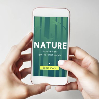 Akıllı telefon kullanan adam 