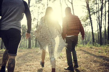 Ormanda yürüyüş arkadaş