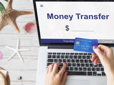 Dizüstü bilgisayar kullanan kadın