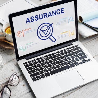 Tablo kavramı üstünde laptop  