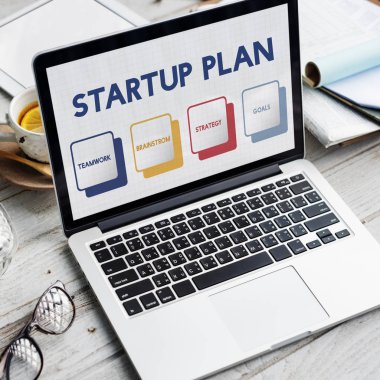 Tablo kavramı üstünde laptop  