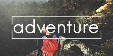 Cliff üzerinde oturan backpacker