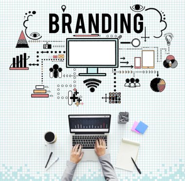 laptop ile çalışan kişi 