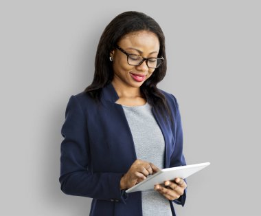 Dijital tablet kullanan iş kadını