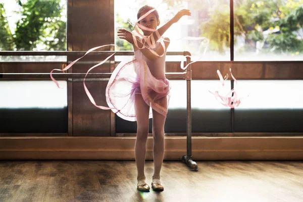 Bailarina Dançando com fitas — Fotografia de Stock