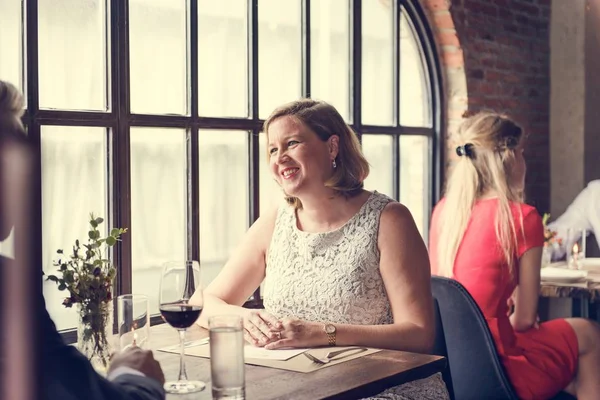 Paar hat romantisches Date — Stockfoto