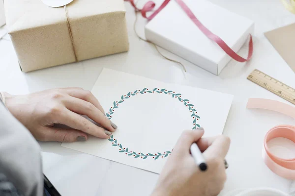 Woman writing card — Stock Photo, Image