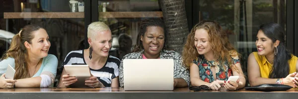 Frauen nutzen digitale Geräte — Stockfoto