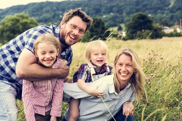 Família passar tempo na natureza — Fotografia de Stock