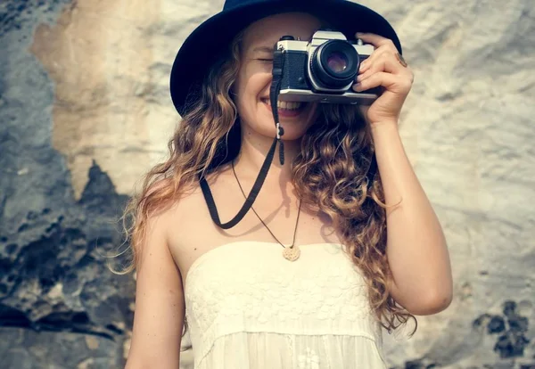 Menina segurando câmera — Fotografia de Stock