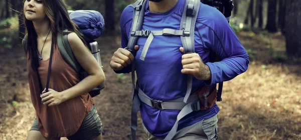 Çift Hiking yolcuları — Stok fotoğraf