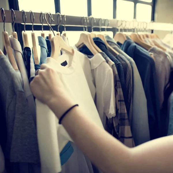 Магазин моды с одеждой — стоковое фото