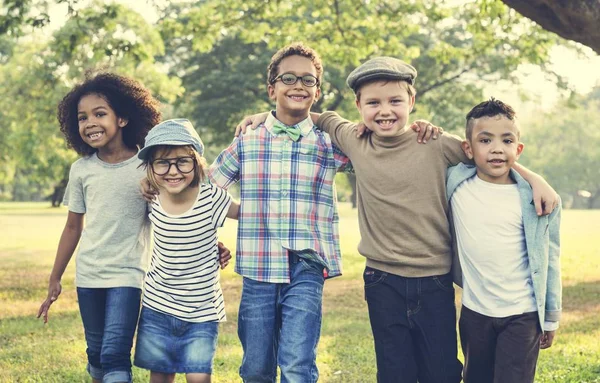 Enfants joyeux jouant au parc — Photo