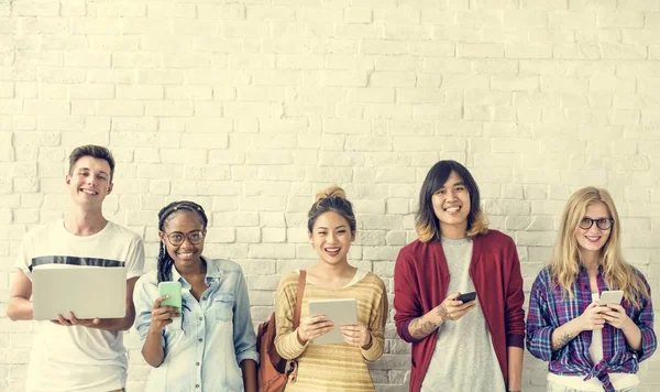 Schüler nutzen digitale Geräte — Stockfoto