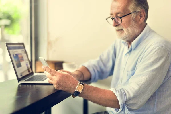 Man met smartphone — Stockfoto