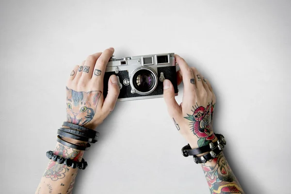 Mani nei tatuaggi tiene Fotocamera — Foto Stock