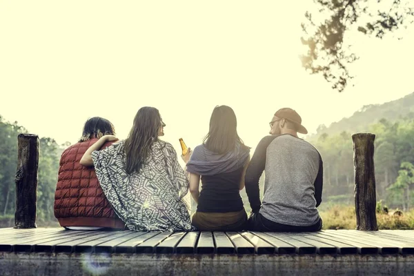 amigos sentados en fila 