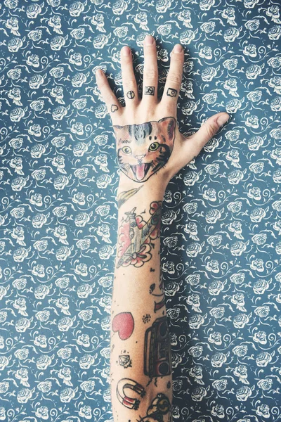 Hand mit Tätowierungen bedeckt — Stockfoto